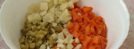 салат оливье с колбасой и горошком. Шаг 8