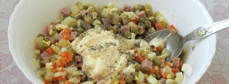 салат оливье с колбасой и горошком. Шаг 11