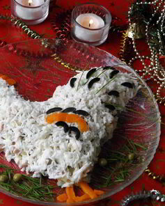 Салат Оливье в виде петуха