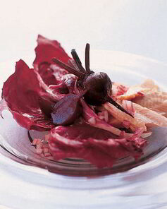 Салат из печеной свеклы и копченой форели