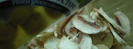 салат из шампиньонов с оливками и брынзой. Шаг 3