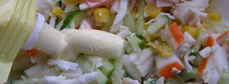 салат крабовые палочки кукуруза огурец. Шаг 8