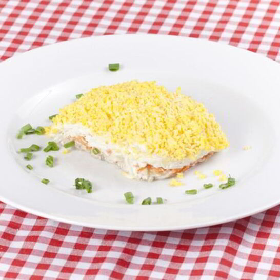 Рецепт салата мимоза с печенью трески и яблоками