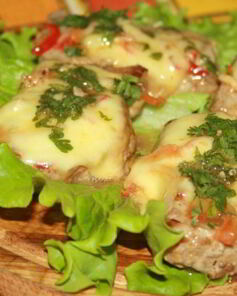 Свинина в маринаде из кунжутного дрессинга под шубой из моцареллы и болгарского перца