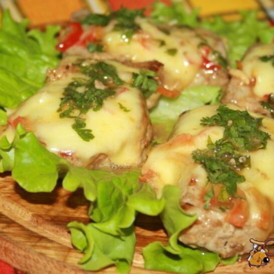 Рецепт свинины в маринаде из кунжутного дрессинга под шубой из моцареллы и болгарского перца