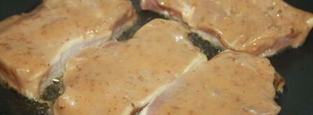 свинина в маринаде из кунжутного дрессинга под шубой из моцареллы и болгарского перца. Шаг 5