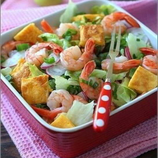 Рецепт салата с креветками и сырным омлетом