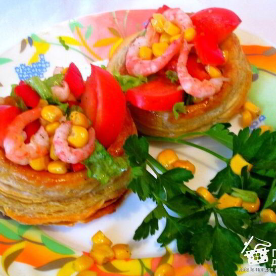 Рецепт салата с креветками, кукурузой и ветчиной