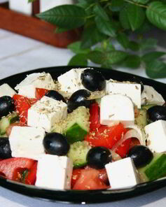 Салат с маслинами и помидорами