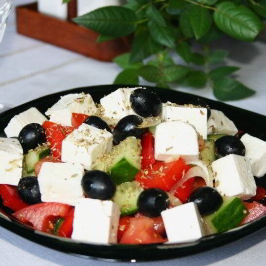 Рецепт салата с маслинами и помидорами