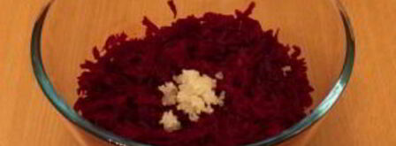 салат со свеклой и черносливом. Шаг 6