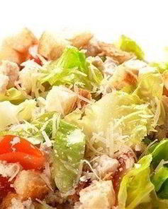 Классический салат Цезарь с курицей и сыром пармезан