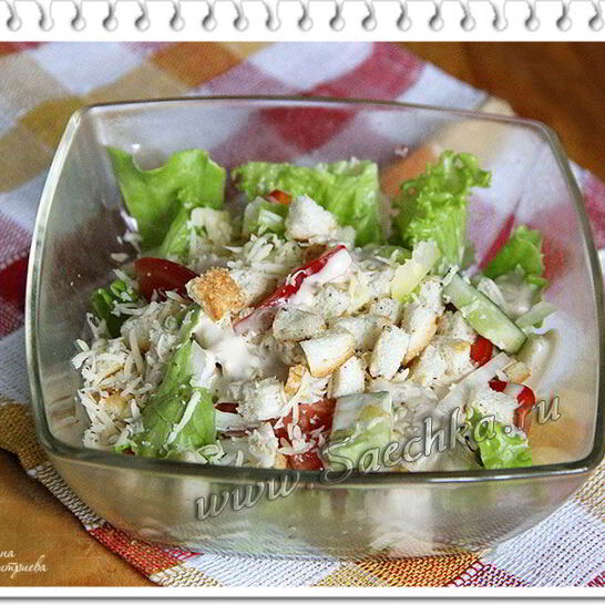 Рецепт овощного салата цезарь с сухариками