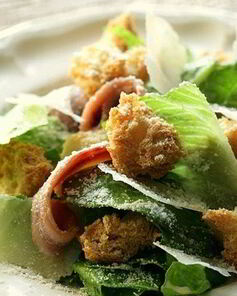 Салат Цезарь с анчоусами