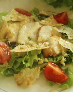 Салат Цезарь с чипсами из лаваша