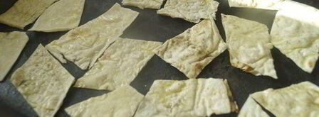 салат цезарь с чипсами из лаваша. Шаг 3