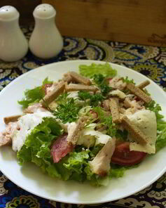 Салат Цезарь с курицей классический простой