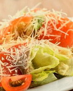 Салат Цезарь с лососем