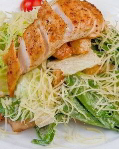 Салат Цезарь с медовым куриным филе