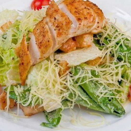 Рецепт салата цезарь с медовым куриным филе