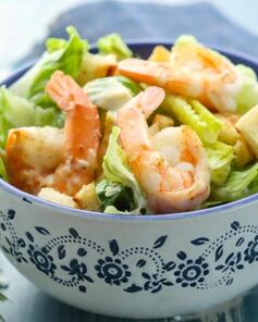 Салат Цезарь с разными добавками