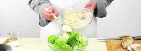 салат цезарь с разными добавками. Шаг 7