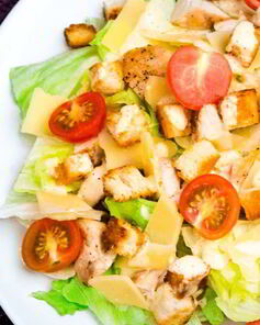 Салат Цезарь с соусом