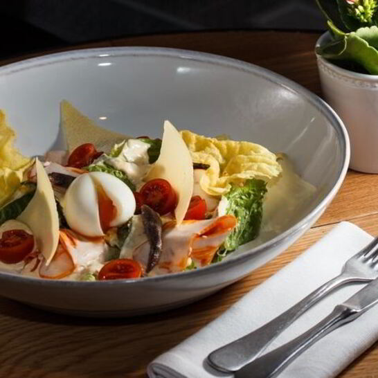 Рецепт утреннего цезаря с яйцом