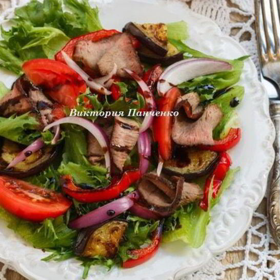 Рецепт теплого салата с говядиной и запеченными овощами