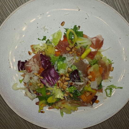 Рецепт салата из хурмы с пармезаном и хересным винегретом