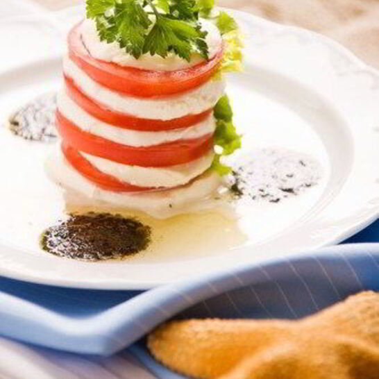 Рецепт салата из помидоров и козьего сыра с базиликовым винегретом