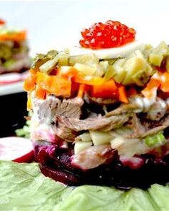 Винегрет с телятиной, сельдью, яблоком и свеклой