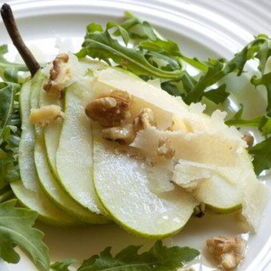Рецепт зеленого салата с грушами, пармезаном и винегретом из черного чая