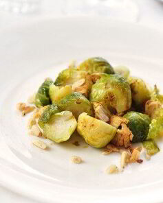 Жареная брюссельская капуста с кедровыми орешками в бальзамическом винегрете