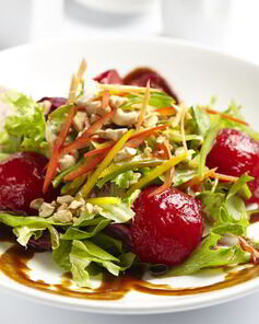 Зеленый салат с печеными сливами