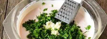 сметанный соус с чесноком и зеленью. Шаг 6