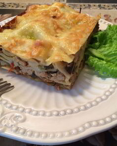 Мясная лазанья с бешамель и болонезе с баклажаном