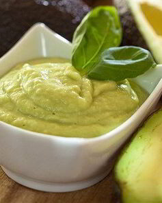 Соус из авокадо и жареных зеленых чили