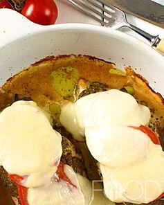 Куриная грудка с соусом песто, помидорами и моцареллой