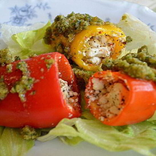 Рецепт мини-перцев с соусом песто