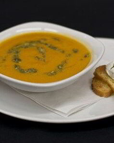 Морковный крем-суп с соусом песто