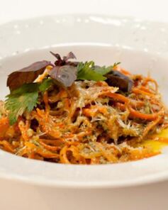 Морковные спагетти с соусом песто