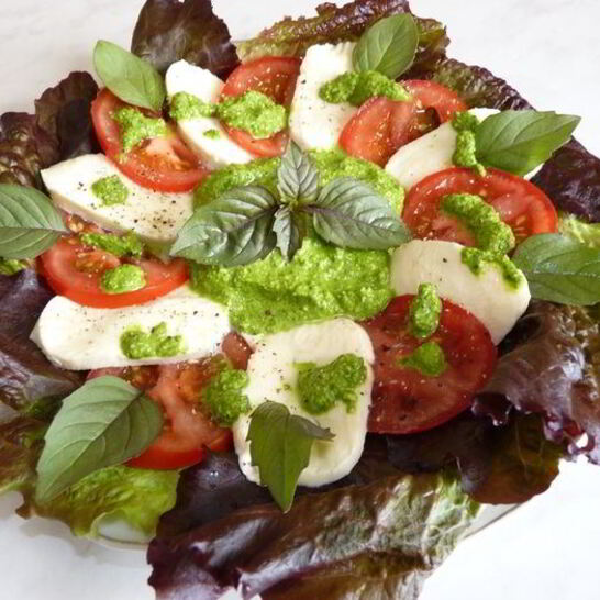 Рецепт моцареллы с помидорами под соусом песто