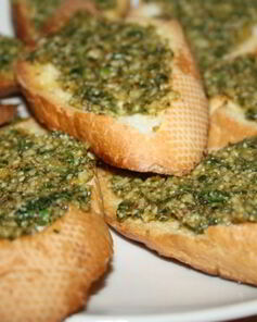 Острый песто с козьим сыром и кинзой