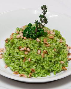 Ризотто с соусом песто и кедровыми орешками