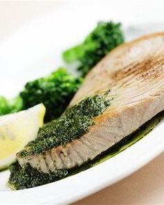 Тунец с соусом песто из кинзы и грецких орехов