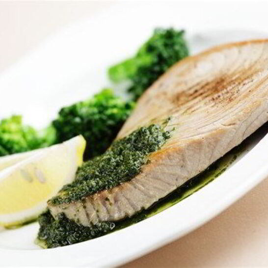 Рецепт тунца с соусом песто из кинзы и грецких орехов