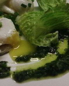 Яйцо пашот на тостах с соусом песто и сельдереем