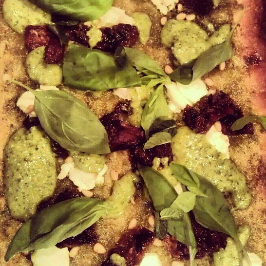 Рецепт пиццы с соусом сальса верде, вялеными томатами и рикоттой