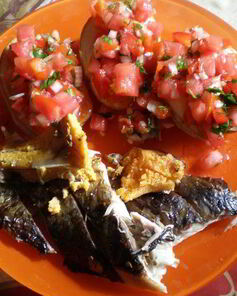 Рыба запеченная, картошечка и соус сальса